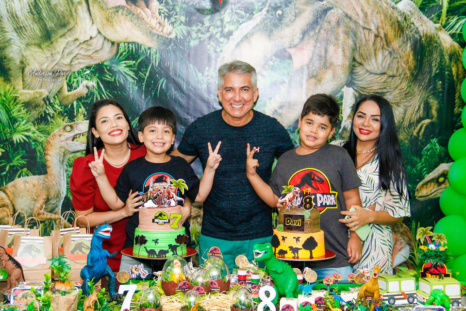 Davi e Miguel no Parque dos Dinossauros